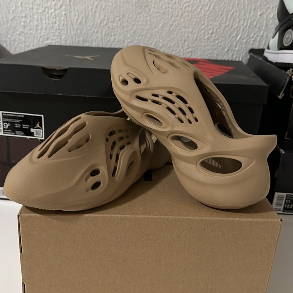 Yeezy Foam RNNR Stone Sage. Size : 5 Men / 6.5 Women - Picture 3 of 11